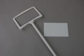 Sur un fond gris se trouve un cadre rectangulaire blanc avec une barre et, à côté, une carte rectangulaire blanche.