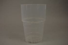 Ein transparenter, zylinderförmiger Pflanztopf mit Drainage-Löchern im Boden. Er steht auf einem grauen Untergrund.