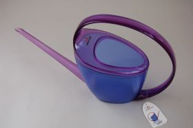Un arrosoir bleu avec une poignée violette transparente et un long bec verseur. Il est posé sur un fond gris clair et une étiquette de prix y est accrochée.